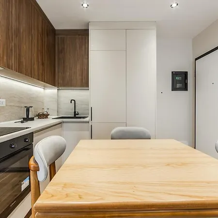 Metropolitan Living 1br Balcony By Pikhost Apartment *